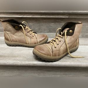 V Italia Women’s Kiki Smoke Burnished Leather Fleece Lining Boots, sz 6.5 (EUC)